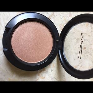 MAC Trace Gold highlight